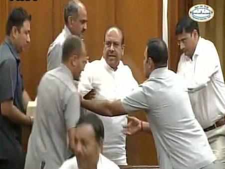 વિજેન્દ્ર ગુપ્તાને બહાર કાઢવામાં આવ્યા