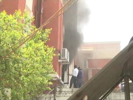 વડોદરાઃ કલેક્ટર કચેરીમાં આગ, કોઇ જાનહાનિ નહીં