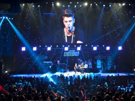 જસ્ટિનનું ગ્રાન્ડ વેલકમ જસ્ટિનનું ગ્રાન્ડ વેલકમ