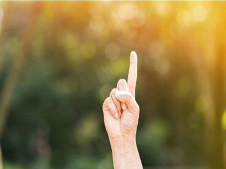 તર્જની પર તલ