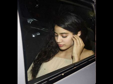 જ્હાનવી કપૂર અને ઇશાન ખટ્ટર જ્હાનવી કપૂર અને ઇશાન ખટ્ટર