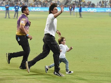 IPL મેચ બાદ જ્યારે શાહરૂખ-અબરામને જોવા બેસી રહ્યા ફેન્સ...