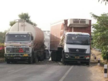 અમદાવાદ: હાઈવે પર LNG ભરેલ ટેન્કરનો અકસ્માત થતા હાઈવે બંધ કરાયો