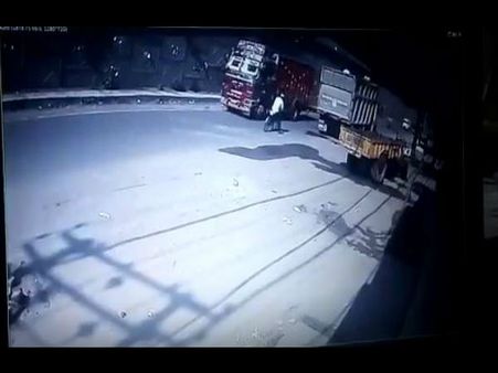 VIDEO : આકાશમાંથી આવી મોત, પણ બચી ગયો સાયકલ સવાર!