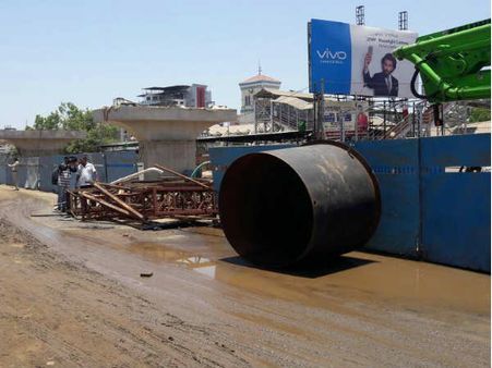 ભરૂચના ગોલ્ડન બ્રિજ પાસે પાણીની ટાંકી થઇ ધારાશાયી