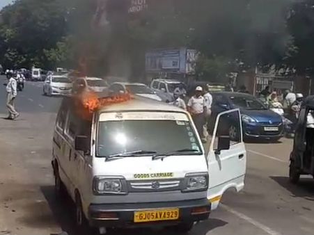 સુરતમાં ચાલુ ગાડીમાં આગ લાગતાં રસ્તા પર ટ્રાફિક જામ