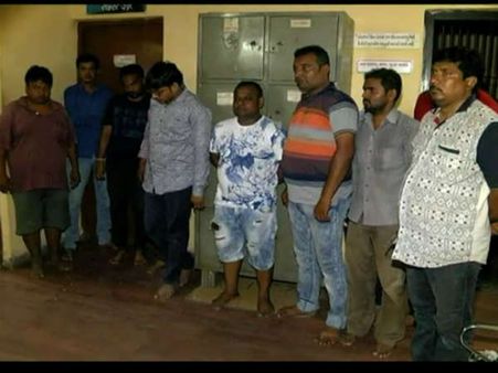 વલસાડમાં પોલીસે રેડ પાડી ફૂટણખાનું ઝડપ્યું,15 ઝડપાયા