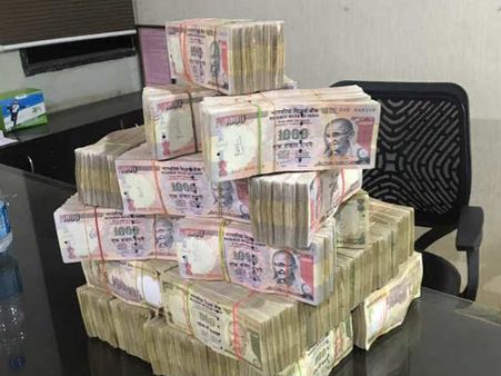 ભરૂચ માંથી ૧.૦૧ કરોડ, અમદાવાદમાંથી 49 લાખની જૂની નોટો ઝડપાઇ