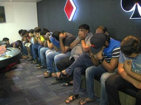 SG હાઇવેની હેડક્વાટર્સ ક્લબમાં પોલીસની રેડ, 20ની ધરપકડ