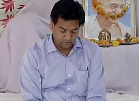 ધરણા પર બેઠેલા કપિલ મિશ્રા પર AAP કાર્યકર્તાએ કર્યો હુમલો