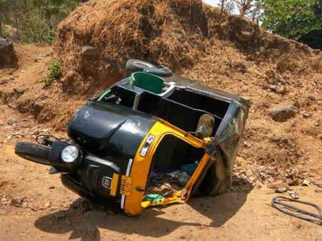 ઓવરલોડ મુસાફર ભરેલી રિક્ષા પલટી મારતા એકનું મોત, ૧૦ ગંભીર