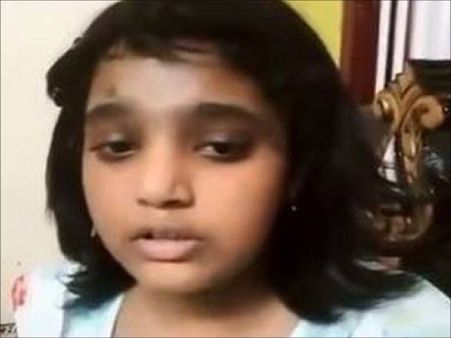 Video: દિકરીએ કહ્યું પપ્પા મને બચાવી લો! પણ બાપે તેને તરછોડી