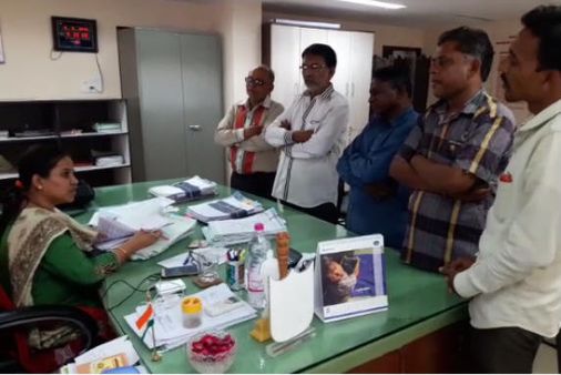 મતદાર યાદીમાં રિપીટ થતાં નામો રદ્દ કરવા અધિકારીને આવેદન