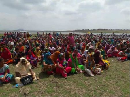 તાપીમાં પાણીની સમસ્યાને લઇને થયો અનોખો વિરોધ!