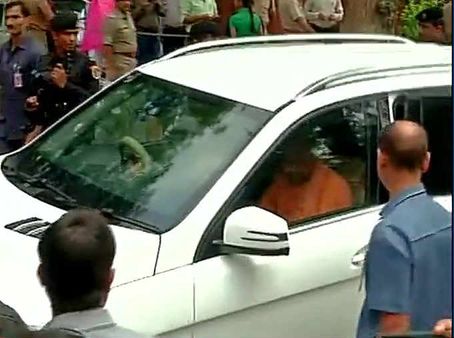 બાબરી કેસમાં આજે સુનવણી, અડવાણીને મળવા પહોંચ્યા યોગી