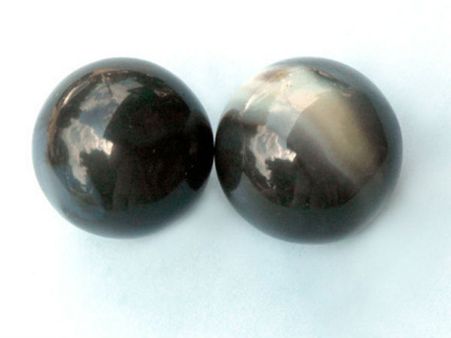 વાદળી રંગના દોરામાં બાંધીને પહેરો