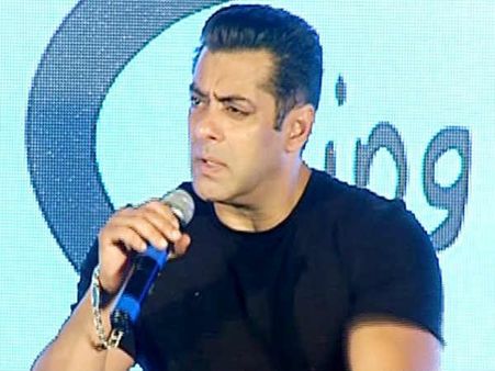 સલમાને રિપોર્ટરને કહ્યું, વધારે ઉડવાની જરૂર નથી...