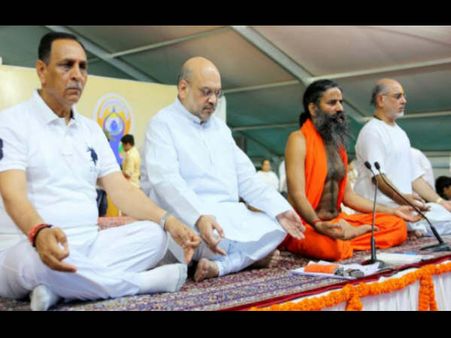 આંતરાષ્ટ્રીય યોગ દિવસ: શાહ અને બાબાએ અમદાવાદમાં કર્યા યોગ