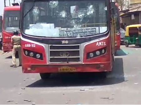 પોલીસે રિક્ષા ચાલકને માર મારતા સ્થાનિકોએ કર્યો ચક્કાજામ!