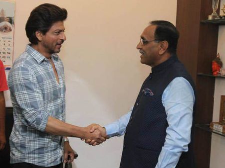 શાહરૂખ ખાને કરી CM વિજય રૂપાણી સાથે શુભેચ્છા મુલાકાત