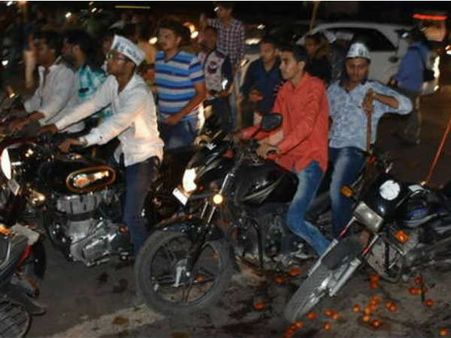 જામનગરમાં હાર્દિક પટેલનો વિરોધ, કાર પર ફેંકાયા ટામેટા