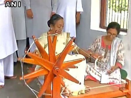 PM મોદી પછી મીરા કુમાર છે, ગાંધી આશ્રમની મુલાકાતે