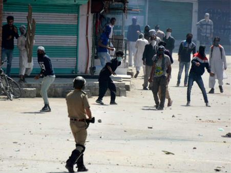 શ્રીનગરમાં ઇદ પર પણ ના માન્યા પથ્થરબાજ, CRPF કેમ્પ પર હુમલો