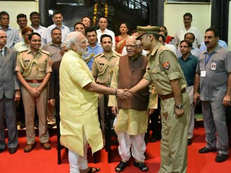 PM અને આ પોલીસ ઓફિસરની મુલાકાતનું કારણ છે ખૂબ રસપ્રદ!