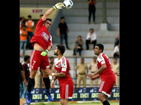 ફુટબોલના ગોલ કીપર ફુટબોલના ગોલ કીપર