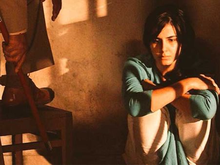 શું ફિલ્મમાં કોઇ રાજકીય પક્ષ પર નિશાન સાધવામાં આવ્યું છે?