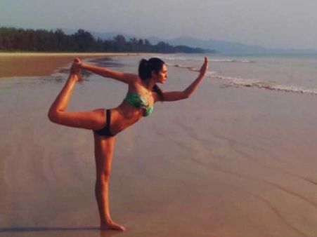 બીચ પર યોગા