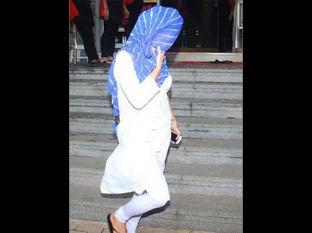 સારાએ ઢાંક્યો ચહેરો