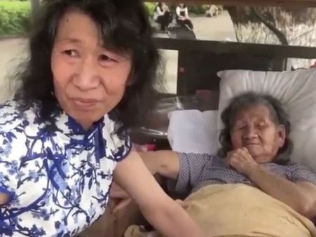 Bizzare : ખાલી દિકરીઓ જ માંની સેવા કરે છે કહેનારા, જુએ આ!