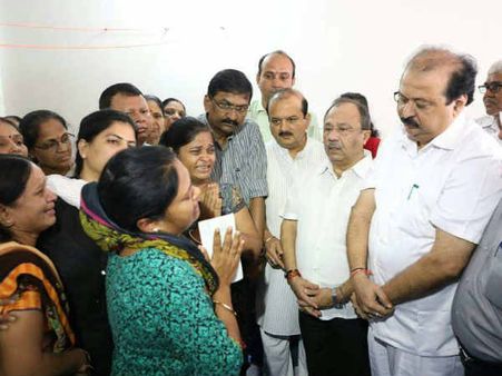 સુમીત્રાબેનના પરિવારને અપાયો ચેક, અમરનાથ હુમલામાં થઇ હતી મોત