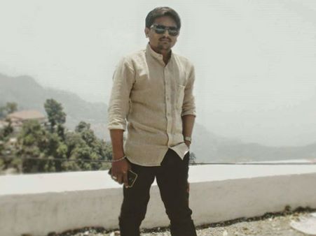 બંદૂક સાથે ફોટો પડાવાનો શોખ