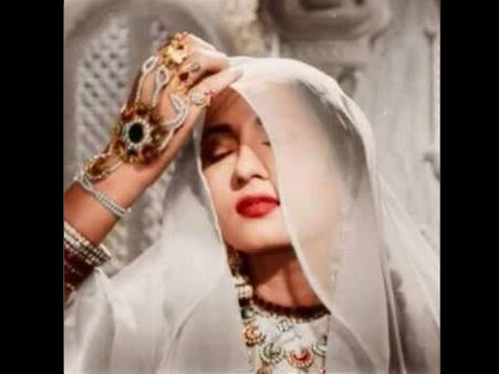 અનારકલીથી પ્રેરિત પ્રતિમા અનારકલીથી પ્રેરિત પ્રતિમા