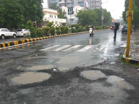 ઠેર ઠેર ખાડાને ગંદકી