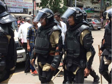 GST નાબુદ કરવા સુરત કાપડ બજાર બંધ, પોલીસ ફોર્સ ખડે પગે હાજર