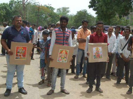 દલિત પરિવારોએ વિરોધ દર્શાવવા બૌદ્ધ ધર્મનો અંગીકાર કર્યો