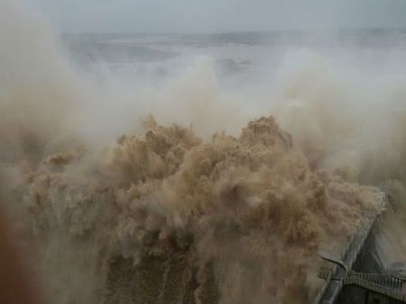 દાંતીવાડા ડેમ ઓવરફ્લો, બનાસકાંઠામાં 5000 લોકોનું સ્થળાંતર