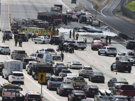 Video: જ્યારે રસ્તા પર દોડતી ગાડીઓ વચ્ચે ક્રેશ થયું વિમાન..