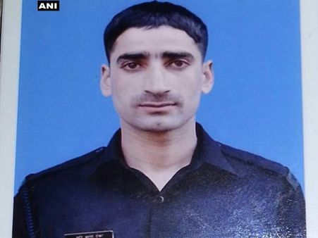 કાશ્મીર : બારામૂલામાં આર્મી કેમ્પથી AK-47 સાથે જવાન ગાયબ