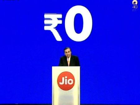 #JioPhone : ફોન બૂક કરાવતા પહેલાં જાણો શું છે તેમાં ખાસ?