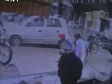 Video: વરસાદના કારણે પડ્યો ભૂવો, એક પછી એક વાહનો ફસાયા