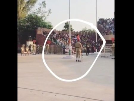 Video : બીટિંગ રિટ્રીટ વખતે પાકિસ્તાની જવાન ધડામ દઇને પડ્યો