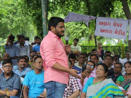 NEET મામલે ધરણા કરતા વાલીઓને હાર્દિકનું સમર્થન