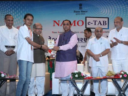 નમો-ઇ-ટેબનું CM રૂપાણીએ કર્યું વિતરણ, 1000 રૂ. ટોકન