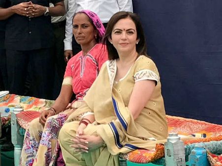 રિલાયન્સ ફાઉન્ડેશનના ચેરમેન નીતા અંબાણીએ લીધી બનાસકાંઠાની મુલાકાત