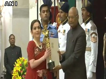 ખેલાડીઓને મળ્યા એવોર્ડ,નીતા અંબાણી પણ સન્માનિત