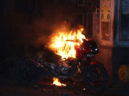 વડોદરામાં મોડી રાતે થયો પથ્થરમારો, સામ સામે આવ્યા બે જૂથ